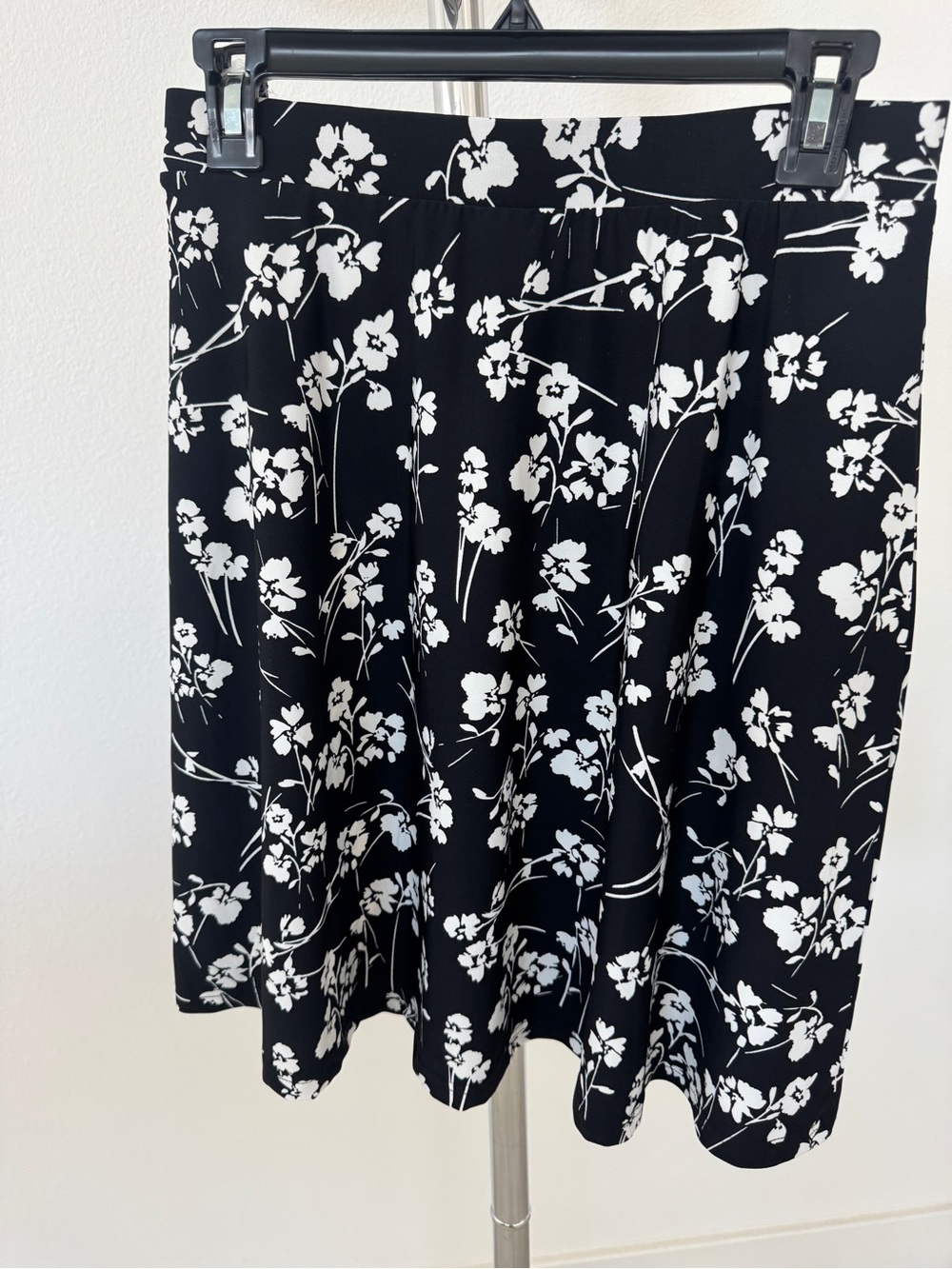 Leota Women’s Black & White Floral Pattern Skirt, Small- NWOT